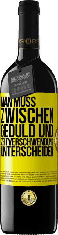 39,95 € Kostenloser Versand | Rotwein RED Ausgabe MBE Reserve Man muss zwischen Geduld und Zeitverschwendung unterscheiden Gelbes Etikett. Anpassbares Etikett Reserve 12 Monate Ernte 2015 Tempranillo