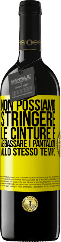 39,95 € Spedizione Gratuita | Vino rosso Edizione RED MBE Riserva Non possiamo stringere le cinture e abbassare i pantaloni allo stesso tempo Etichetta Gialla. Etichetta personalizzabile Riserva 12 Mesi Raccogliere 2015 Tempranillo