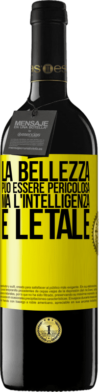 39,95 € Spedizione Gratuita | Vino rosso Edizione RED MBE Riserva La bellezza può essere pericolosa, ma l'intelligenza è letale Etichetta Gialla. Etichetta personalizzabile Riserva 12 Mesi Raccogliere 2015 Tempranillo