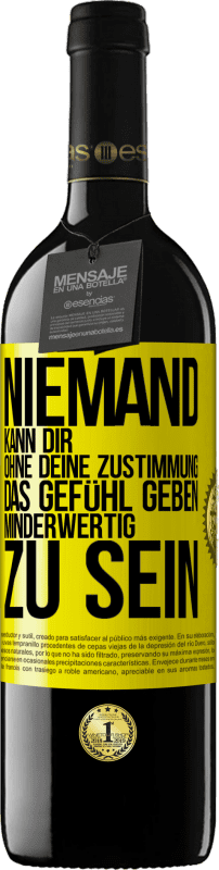 39,95 € Kostenloser Versand | Rotwein RED Ausgabe MBE Reserve Niemand kann dir, ohne deine Zustimmung, das Gefühl geben, minderwertig zu sein Gelbes Etikett. Anpassbares Etikett Reserve 12 Monate Ernte 2015 Tempranillo