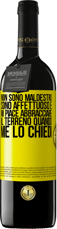 39,95 € Spedizione Gratuita | Vino rosso Edizione RED MBE Riserva Non sono maldestro, sono affettuoso e mi piace abbracciare il terreno quando me lo chiedi Etichetta Gialla. Etichetta personalizzabile Riserva 12 Mesi Raccogliere 2016 Tempranillo