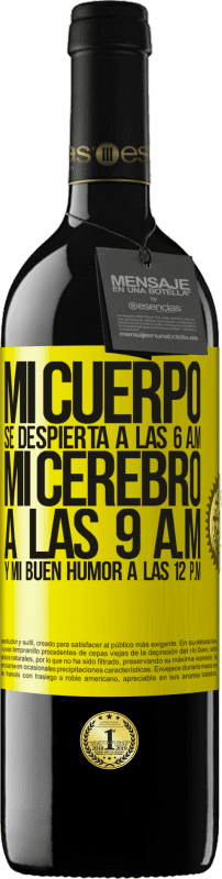 39,95 € Envío gratis | Vino Tinto Edición RED MBE Reserva Mi cuerpo se despierta a las 6 a.m. Mi cerebro a las 9 a.m. y mi buen humor a las 12 p.m Etiqueta Amarilla. Etiqueta personalizable Reserva 12 Meses Cosecha 2015 Tempranillo