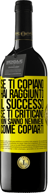 39,95 € Spedizione Gratuita | Vino rosso Edizione RED MBE Riserva Se ti copiano, hai raggiunto il successo. Se ti criticano, non sanno nemmeno come copiarti Etichetta Gialla. Etichetta personalizzabile Riserva 12 Mesi Raccogliere 2015 Tempranillo