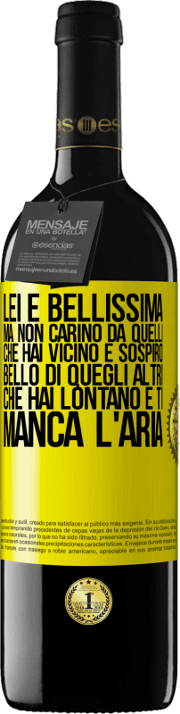 39,95 € Spedizione Gratuita | Vino rosso Edizione RED MBE Riserva Lei è bellissima Ma non carino da quelli che hai vicino e sospiro. Bello di quegli altri, che hai lontano e ti manca l'aria Etichetta Gialla. Etichetta personalizzabile Riserva 12 Mesi Raccogliere 2015 Tempranillo