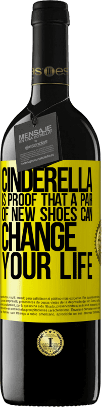 39,95 € 免费送货 | 红酒 RED版 MBE 预订 灰姑娘证明一双新鞋可以改变您的生活 黄色标签. 可自定义的标签 预订 12 个月 收成 2014 Tempranillo