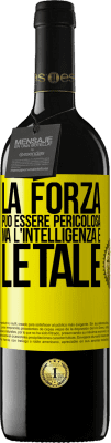 39,95 € Spedizione Gratuita | Vino rosso Edizione RED MBE Riserva La forza può essere pericolosa, ma l'intelligenza è letale Etichetta Gialla. Etichetta personalizzabile Riserva 12 Mesi Raccogliere 2014 Tempranillo