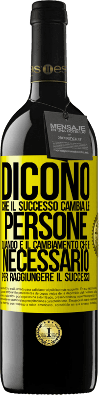 39,95 € Spedizione Gratuita | Vino rosso Edizione RED MBE Riserva Dicono che il successo cambia le persone, quando è il cambiamento che è necessario per raggiungere il successo Etichetta Gialla. Etichetta personalizzabile Riserva 12 Mesi Raccogliere 2016 Tempranillo