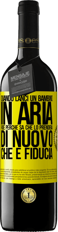 39,95 € Spedizione Gratuita | Vino rosso Edizione RED MBE Riserva Quando lanci un bambino in aria, ride perché sa che lo prenderai di nuovo. CHE È FIDUCIA Etichetta Gialla. Etichetta personalizzabile Riserva 12 Mesi Raccogliere 2015 Tempranillo