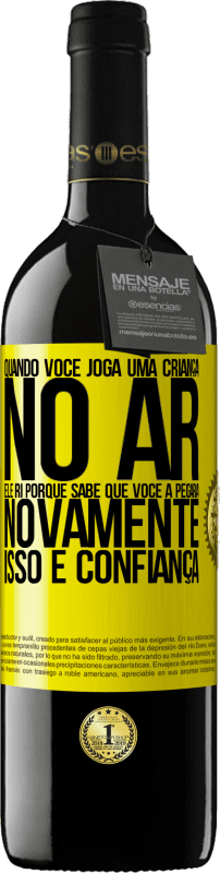 39,95 € Envio grátis | Vinho tinto Edição RED MBE Reserva Quando você joga uma criança no ar, ele ri porque sabe que você a pegará novamente. ISSO É CONFIANÇA Etiqueta Amarela. Etiqueta personalizável Reserva 12 Meses Colheita 2016 Tempranillo