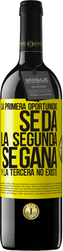 39,95 € Envío gratis | Vino Tinto Edición RED MBE Reserva La primera oportunidad se da, la segunda se gana, y la tercera no existe Etiqueta Amarilla. Etiqueta personalizable Reserva 12 Meses Cosecha 2015 Tempranillo