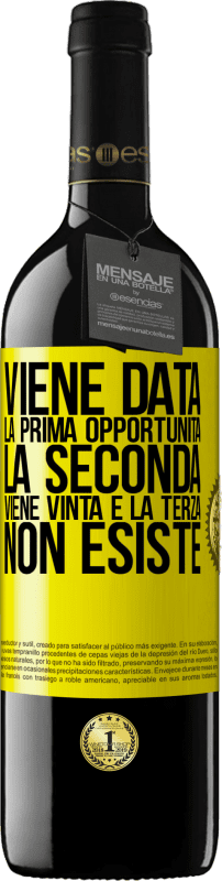 39,95 € Spedizione Gratuita | Vino rosso Edizione RED MBE Riserva Viene data la prima opportunità, la seconda viene vinta e la terza non esiste Etichetta Gialla. Etichetta personalizzabile Riserva 12 Mesi Raccogliere 2015 Tempranillo