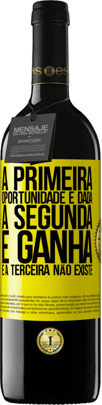 39,95 € Envio grátis | Vinho tinto Edição RED MBE Reserva A primeira oportunidade é dada, a segunda é ganha e a terceira não existe Etiqueta Amarela. Etiqueta personalizável Reserva 12 Meses Colheita 2015 Tempranillo