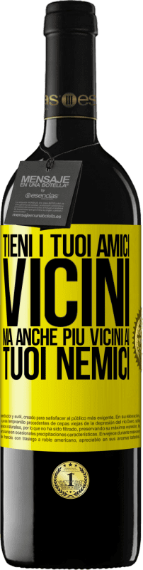 39,95 € Spedizione Gratuita | Vino rosso Edizione RED MBE Riserva Tieni i tuoi amici vicini, ma anche più vicini ai tuoi nemici Etichetta Gialla. Etichetta personalizzabile Riserva 12 Mesi Raccogliere 2015 Tempranillo