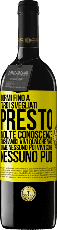 39,95 € Spedizione Gratuita | Vino rosso Edizione RED MBE Riserva Dormi fino a tardi, svegliati presto. Molte conoscenze, pochi amici. Vivi qualche anno come nessuno, poi vivi come nessuno Etichetta Gialla. Etichetta personalizzabile Riserva 12 Mesi Raccogliere 2015 Tempranillo