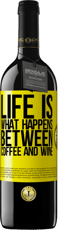 39,95 € Free Shipping | Red Wine RED Edition MBE Reserve Life is what happens between coffee and wine Yellow Label. Customizable label Reserve 12 Months Harvest 2015 Tempranillo