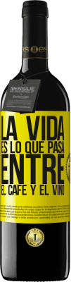 39,95 € Envío gratis | Vino Tinto Edición RED MBE Reserva La vida es lo que pasa entre el café y el vino Etiqueta Amarilla. Etiqueta personalizable Reserva 12 Meses Cosecha 2016 Tempranillo