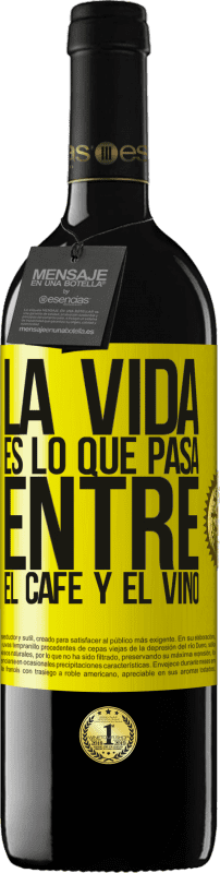 39,95 € Envío gratis | Vino Tinto Edición RED MBE Reserva La vida es lo que pasa entre el café y el vino Etiqueta Amarilla. Etiqueta personalizable Reserva 12 Meses Cosecha 2015 Tempranillo