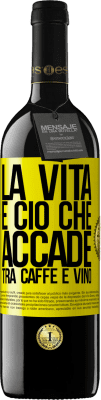 39,95 € Spedizione Gratuita | Vino rosso Edizione RED MBE Riserva La vita è ciò che accade tra caffè e vino Etichetta Gialla. Etichetta personalizzabile Riserva 12 Mesi Raccogliere 2015 Tempranillo