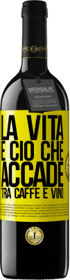 39,95 € Spedizione Gratuita | Vino rosso Edizione RED MBE Riserva La vita è ciò che accade tra caffè e vino Etichetta Gialla. Etichetta personalizzabile Riserva 12 Mesi Raccogliere 2016 Tempranillo