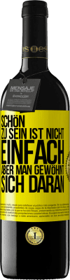 39,95 € Kostenloser Versand | Rotwein RED Ausgabe MBE Reserve Schön zu sein ist nicht einfach, aber man gewöhnt sich daran Gelbes Etikett. Anpassbares Etikett Reserve 12 Monate Ernte 2015 Tempranillo