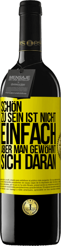 39,95 € Kostenloser Versand | Rotwein RED Ausgabe MBE Reserve Schön zu sein ist nicht einfach, aber man gewöhnt sich daran Gelbes Etikett. Anpassbares Etikett Reserve 12 Monate Ernte 2015 Tempranillo