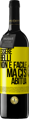 39,95 € Spedizione Gratuita | Vino rosso Edizione RED MBE Riserva Essere belli non è facile, ma ci si abitua Etichetta Gialla. Etichetta personalizzabile Riserva 12 Mesi Raccogliere 2015 Tempranillo