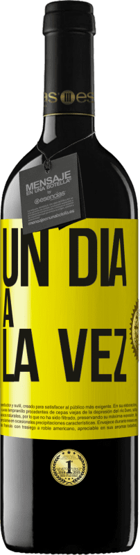 39,95 € Envío gratis | Vino Tinto Edición RED MBE Reserva Un día a la vez Etiqueta Amarilla. Etiqueta personalizable Reserva 12 Meses Cosecha 2016 Tempranillo