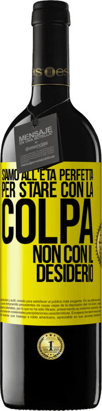 39,95 € Spedizione Gratuita | Vino rosso Edizione RED MBE Riserva Siamo all'età perfetta, per stare con la colpa, non con il desiderio Etichetta Gialla. Etichetta personalizzabile Riserva 12 Mesi Raccogliere 2016 Tempranillo