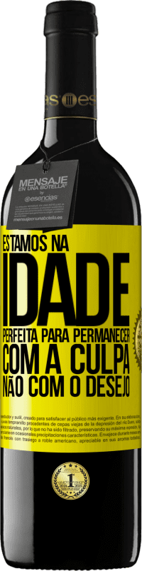 39,95 € Envio grátis | Vinho tinto Edição RED MBE Reserva Estamos na idade perfeita, para permanecer com a culpa, não com o desejo Etiqueta Amarela. Etiqueta personalizável Reserva 12 Meses Colheita 2016 Tempranillo