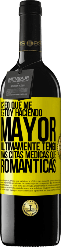 39,95 € Envío gratis | Vino Tinto Edición RED MBE Reserva Creo que me estoy haciendo mayor. Últimamente tengo más citas médicas que románticas Etiqueta Amarilla. Etiqueta personalizable Reserva 12 Meses Cosecha 2015 Tempranillo