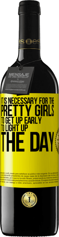39,95 € Бесплатная доставка | Красное вино Издание RED MBE Бронировать Красивым девушкам необходимо рано вставать, чтобы зажечь день Желтая этикетка. Настраиваемая этикетка Бронировать 12 Месяцы Урожай 2016 Tempranillo