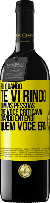 39,95 € Envio grátis | Vinho tinto Edição RED MBE Reserva Foi quando te vi rindo com as pessoas que você criticava, quando entendi quem você era Etiqueta Amarela. Etiqueta personalizável Reserva 12 Meses Colheita 2014 Tempranillo