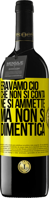 39,95 € Spedizione Gratuita | Vino rosso Edizione RED MBE Riserva Eravamo ciò che non si conta, né si ammette, ma non si dimentica Etichetta Gialla. Etichetta personalizzabile Riserva 12 Mesi Raccogliere 2015 Tempranillo