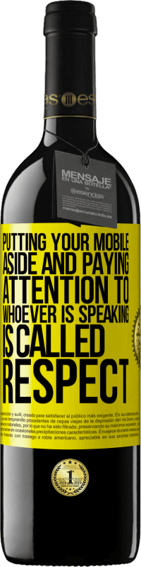 39,95 € 送料無料 | 赤ワイン REDエディション MBE 予約する あなたの携帯電話を脇に置き、話している人に注意を払うことは、尊敬と呼ばれます 黄色のラベル. カスタマイズ可能なラベル 予約する 12 月 収穫 2016 Tempranillo