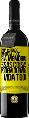 39,95 € Envio grátis | Vinho tinto Edição RED MBE Reserva Tenha cuidado com quem você cria memórias. Essas coisas podem durar a vida toda Etiqueta Amarela. Etiqueta personalizável Reserva 12 Meses Colheita 2014 Tempranillo