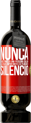 49,95 € Envío gratis | Vino Tinto Edición Premium MBS® Reserva Nunca subestimes a una persona callada, las cosas importantes se planean en silencio Etiqueta Roja. Etiqueta personalizable Reserva 12 Meses Cosecha 2015 Tempranillo