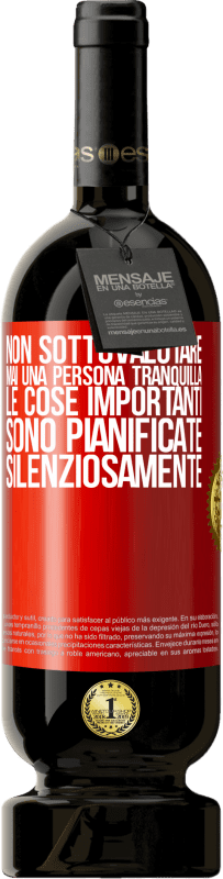 49,95 € Spedizione Gratuita | Vino rosso Edizione Premium MBS® Riserva Non sottovalutare mai una persona tranquilla, le cose importanti sono pianificate silenziosamente Etichetta Rossa. Etichetta personalizzabile Riserva 12 Mesi Raccogliere 2015 Tempranillo