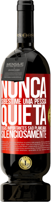 49,95 € Envio grátis | Vinho tinto Edição Premium MBS® Reserva Nunca subestime uma pessoa quieta, coisas importantes são planejadas silenciosamente Etiqueta Vermelha. Etiqueta personalizável Reserva 12 Meses Colheita 2015 Tempranillo