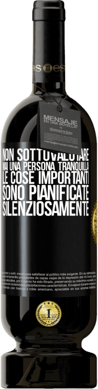 49,95 € Spedizione Gratuita | Vino rosso Edizione Premium MBS® Riserva Non sottovalutare mai una persona tranquilla, le cose importanti sono pianificate silenziosamente Etichetta Nera. Etichetta personalizzabile Riserva 12 Mesi Raccogliere 2015 Tempranillo