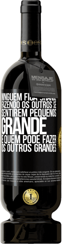 49,95 € Envio grátis | Vinho tinto Edição Premium MBS® Reserva Ninguém fica grande fazendo os outros se sentirem pequenos. Grande é quem pode fazer os outros grandes Etiqueta Preta. Etiqueta personalizável Reserva 12 Meses Colheita 2015 Tempranillo