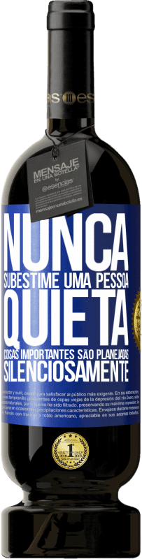 49,95 € Envio grátis | Vinho tinto Edição Premium MBS® Reserva Nunca subestime uma pessoa quieta, coisas importantes são planejadas silenciosamente Etiqueta Azul. Etiqueta personalizável Reserva 12 Meses Colheita 2015 Tempranillo