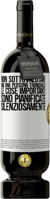 49,95 € Spedizione Gratuita | Vino rosso Edizione Premium MBS® Riserva Non sottovalutare mai una persona tranquilla, le cose importanti sono pianificate silenziosamente Etichetta Bianca. Etichetta personalizzabile Riserva 12 Mesi Raccogliere 2015 Tempranillo