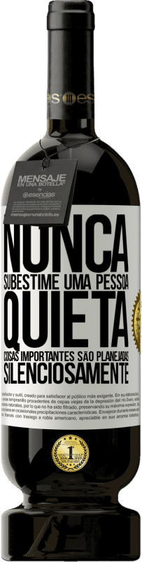 49,95 € Envio grátis | Vinho tinto Edição Premium MBS® Reserva Nunca subestime uma pessoa quieta, coisas importantes são planejadas silenciosamente Etiqueta Branca. Etiqueta personalizável Reserva 12 Meses Colheita 2015 Tempranillo