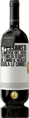 49,95 € Spedizione Gratuita | Vino rosso Edizione Premium MBS® Riserva Il pessimista si lamenta del vento l'ottimista si aspetta che cambi il realista regola le candele Etichetta Bianca. Etichetta personalizzabile Riserva 12 Mesi Raccogliere 2015 Tempranillo