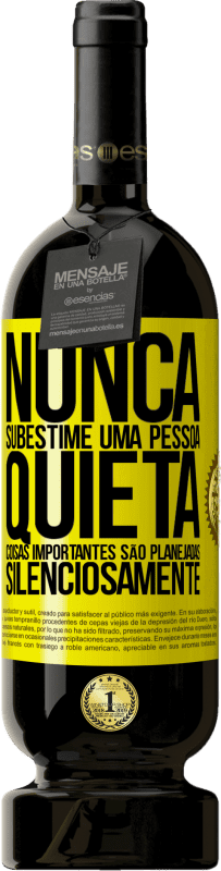 49,95 € Envio grátis | Vinho tinto Edição Premium MBS® Reserva Nunca subestime uma pessoa quieta, coisas importantes são planejadas silenciosamente Etiqueta Amarela. Etiqueta personalizável Reserva 12 Meses Colheita 2015 Tempranillo