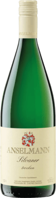 10,95 € 免费送货 | 白葡萄酒 Anselmann Trocken — 干型 Q.b.A. Pfälz 普法尔茨 德国 Silvaner — 西万尼 1 L