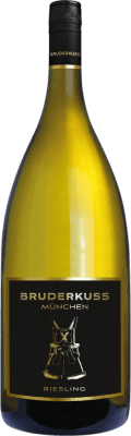 32,95 € Spedizione Gratuita | Vino bianco Bruderkuss Lederhose Weißwein Q.b.A. Pfälz PFALZ Germania Chardonnay, Pinot Bianco, Moscato Giallo, Sylvaner Bottiglia Magnum 1,5 L