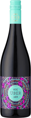 14,95 € Spedizione Gratuita | Vino rosso Josef Ambs Herz über Kopf Rotwein Cuvée I.G. Baden Baden Germania Cabernet Sauvignon, Pinot Nero Bottiglia 75 cl