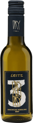 4,95 € Envio grátis | Vinho Branco Weingut Leitz Eins Zwei Dry — Seco Q.b.A. Rheingau Rheingau Alemanha Riesling Garrafinha 25 cl