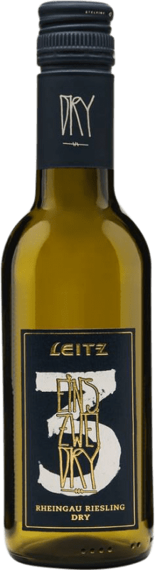 4,95 € Бесплатная доставка | Белое вино Weingut Leitz Eins Zwei Dry — Сухой Q.b.A. Rheingau Rheingau Германия Riesling — Рислинг Мини-бутылка 25 cl